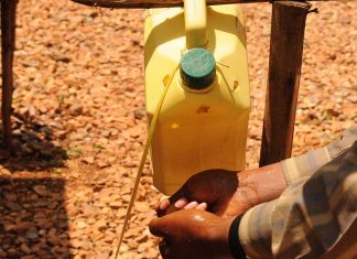 How to Make a Tippy Tap (with Pictures)