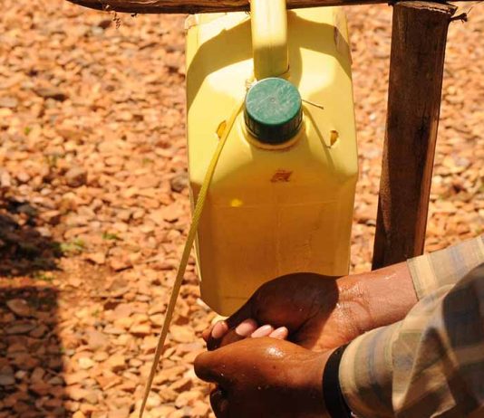 How to Make a Tippy Tap (with Pictures)